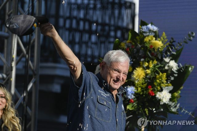 지난해 2월 지지자에게 인사하는 리카르도 마르티넬리 파나마 전 대통령