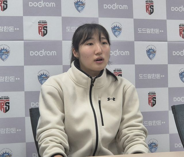 인터뷰하는 정지윤