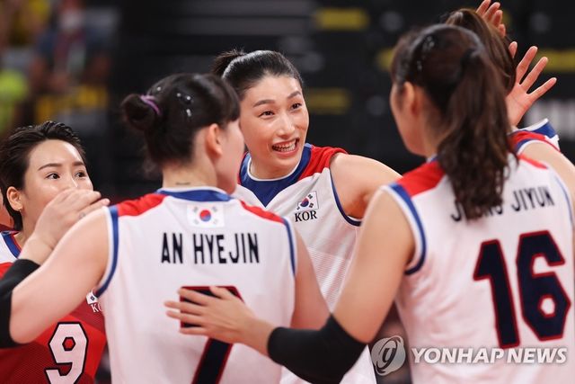 대표팀에서 함께 뛴 김연경(가운데)과 정지윤(오른쪽)