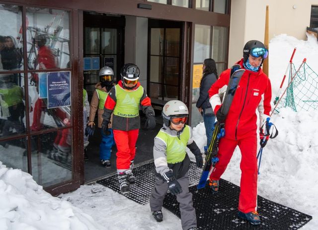 강사와 함께 이동하는 어린이 숙박객 [사진/성연재 기자] 