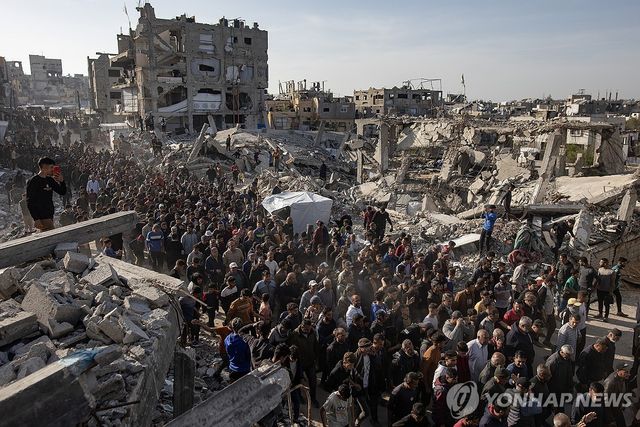 폐허가 된 거리에서 반(反)하마스 시위를 벌이는 주민들