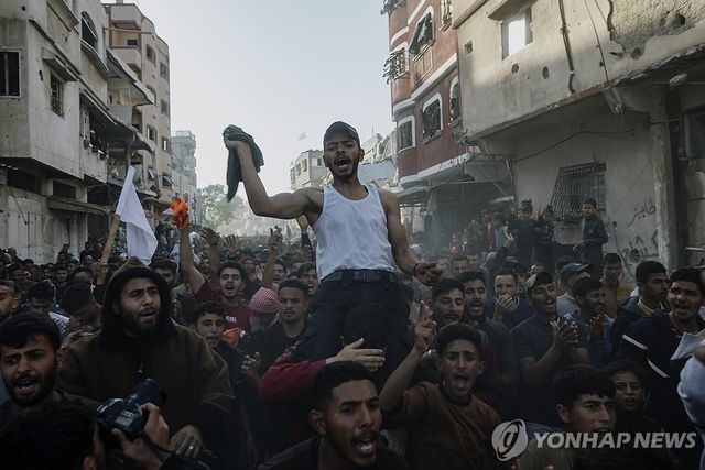 반(反)하마스 구호를 외치며 행진하는 가자 주민들