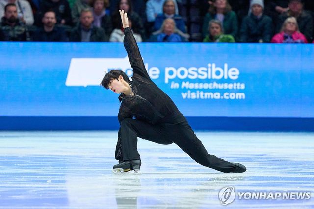 세계선수권대회에서 연기 펼치는 차준환