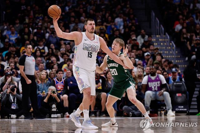 공을 잡고 있는 니콜라 요키치