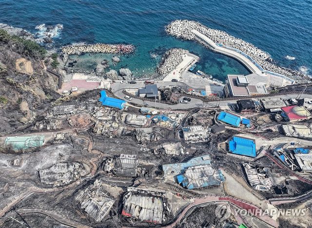 산불에 검게 그을린 바닷가 마을