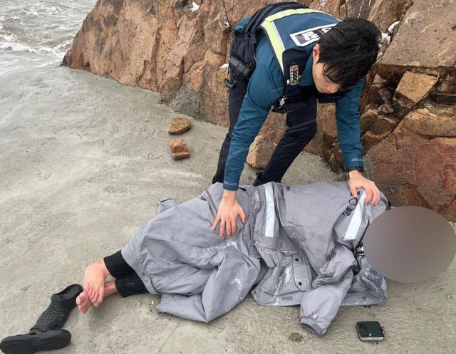 물에 빠진 30대 구조한 경찰