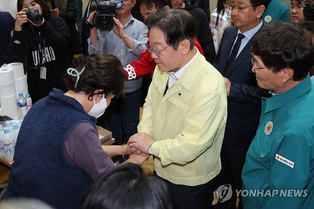 산불 피해 이재민 위로하는 이재명 대표