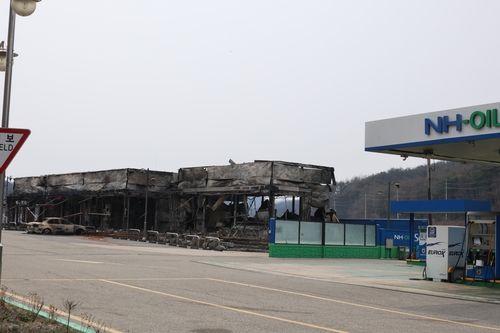 영덕 7번 국도 옆 주유소 인근 피해 현장