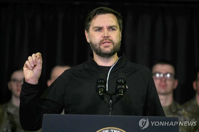 그린란드 미군기지서 연설하는 미 부통령