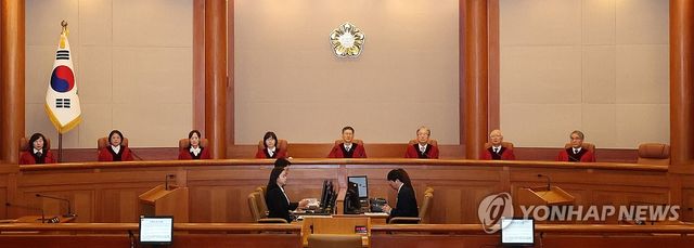 대심판정 입장한 헌법재판관들