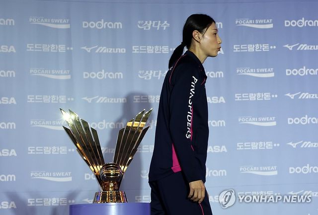 트로피 지나치는 김연경