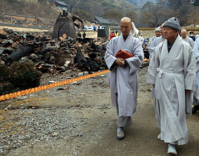 산불로 잿더미 된 고운사 살펴보는 성파 대종사(오른쪽)