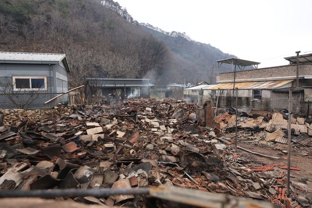 영덕군 지품면 수암리 불탄 집에서 피어오르는 연기