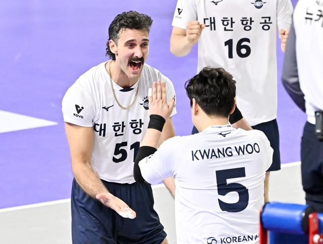 득점 후 기뻐하는 대한항공의 카일 러셀(왼쪽)