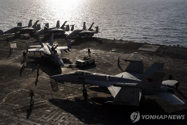 홍해의 아이젠하워함에 주기된 전투기들. [AP=연합뉴스 자료사진]