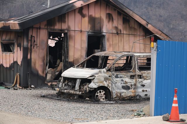 영덕군 지품면 내 산불로 타버린 자동차