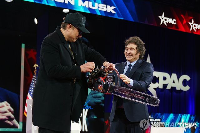 머스크(왼쪽)에게 전기톱 건네는 밀레이 아르헨티나 대통령 