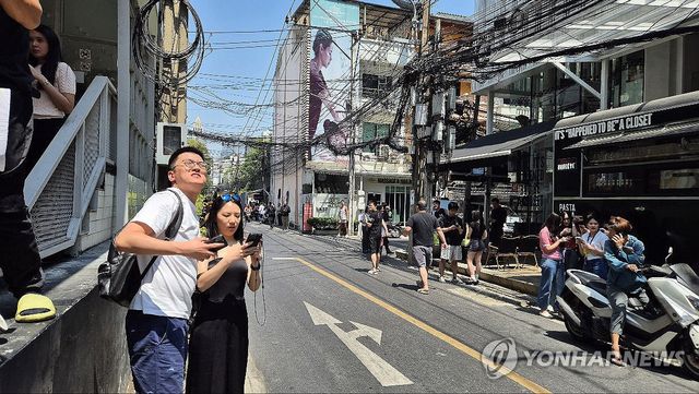 지진에 거리로 나온 방콕 시민들과 관광객들