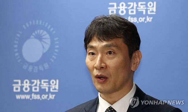 주요 현안 브리핑하는 이복현 금감원장