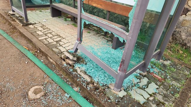 산불 열기에 깨진 버스정거장 유리벽