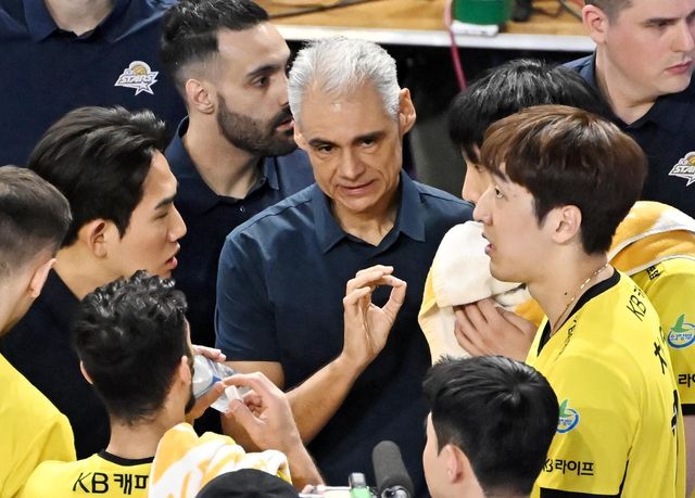 작전 지시하는 아폰소 KB손해보험 감독(중앙)