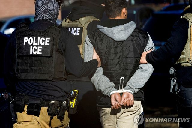 불법체류자를 체포한 이민세관단속국(ICE) 요원