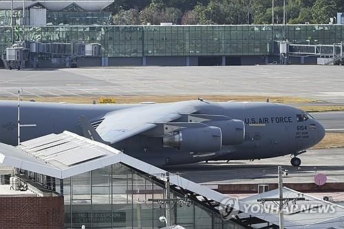추방 이민자를 태운 미 군용기