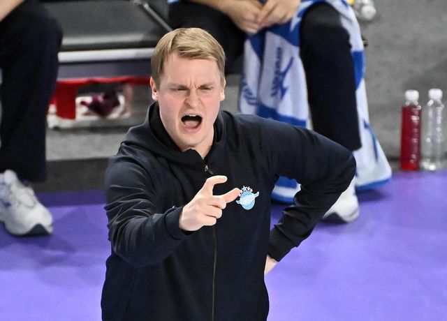 작전 지시하는 토미 틸리카이넨 대한항공 감독