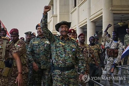 지난 26일 하르툼 대통령궁에서 수도 해방을 선포한 수단 군부 최고지도자