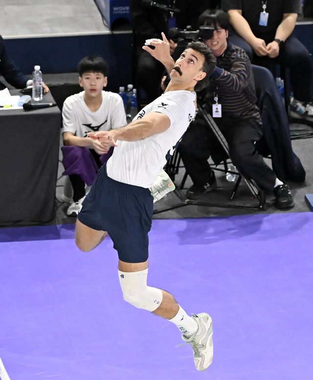 공격하는 대한항공의 러셀