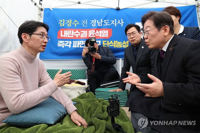 김경수 전 경남도지사와 대화하는 이재명 대표