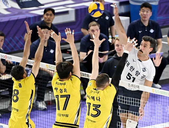 공격하는 대한공의 카일 러셀(오른쪽)