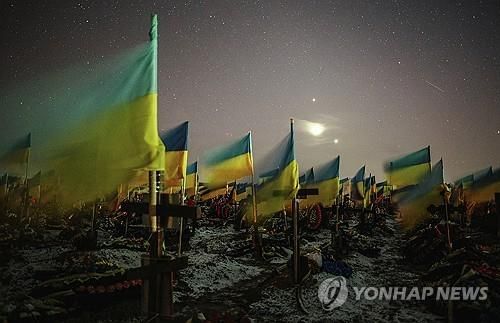 우크라이나 히르키우의 군인 묘지 모습