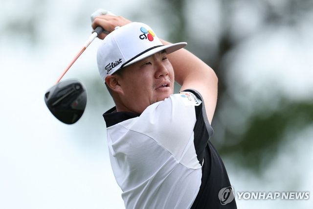 티샷 날리는 임성재