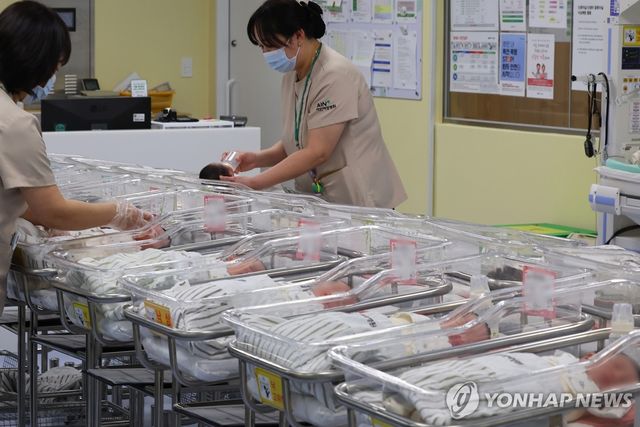 신생아 보살피는 의료진