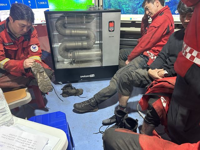 지친 모습의 진화대원들