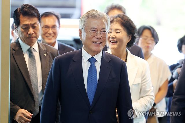 전남 평화회의 참석하는 문재인 전 대통령