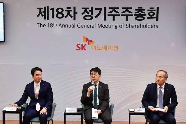 박상규 SK이노베이션 대표이사 사장(가운데), 추형욱 SK이노베이션 E&S 사장(왼쪽), 이석희 SK온 사장(오른쪽) 등 SK이노베이션 경영진이 28일 오전 서울 종로구 SK서린빌딩 수펙스홀에서 열린 '주주와의 대화'에서 주주들과 경영 현안에 대해 소통하고 있다.[SK이노베이션 제공. 재판매 및 DB 금지]