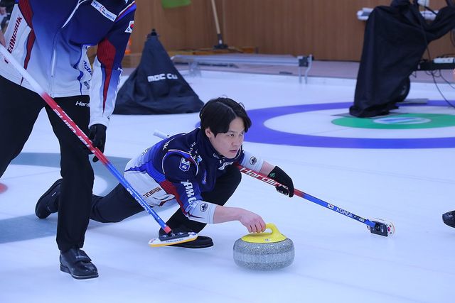 초대 컬링 슈퍼리그 우승 차지한 경북 체육회, 투구하는 김창민