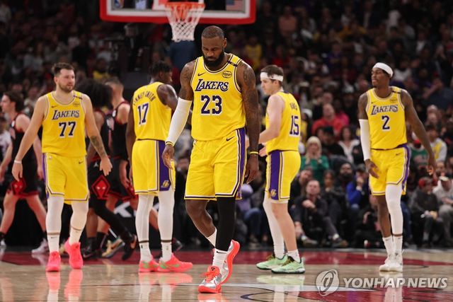 르브론 제임스(23번) 등 레이커스 선수들