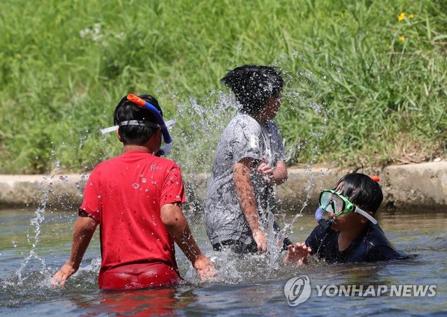 하천에서 물놀이하는 어린이들