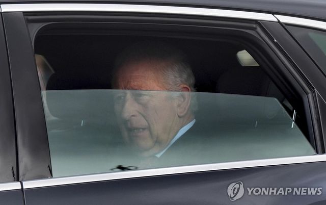 28일 차량으로 이동 중인 찰스 3세
