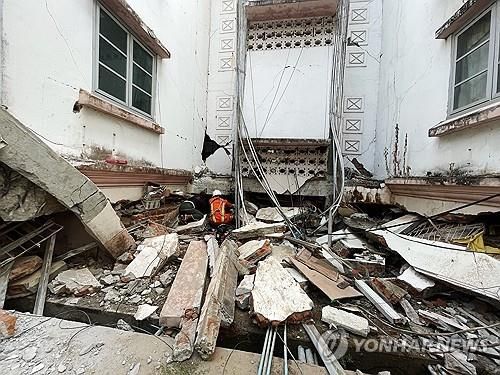 미얀마 수도 네피도의 붕괴된 건물에서 생존자 수색 중인 구조대원