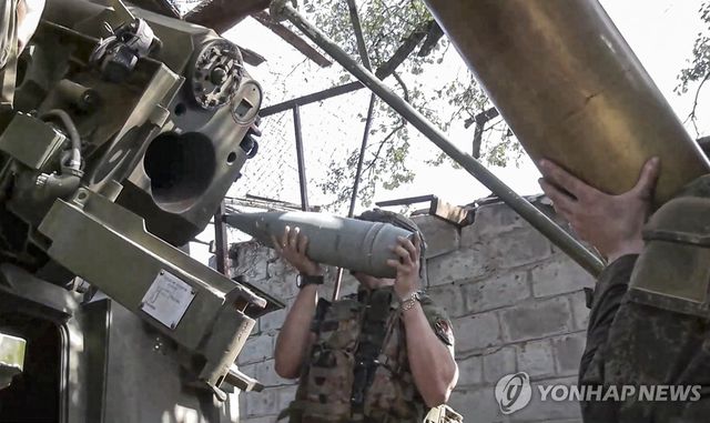 쿠르스크 일대에서 우크라이나군과 포격전을 벌이는 러시아군