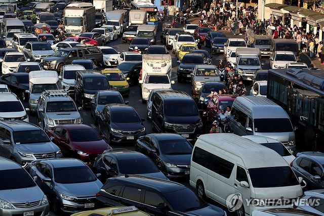 지진으로 교통이 마비된 방콕 시내