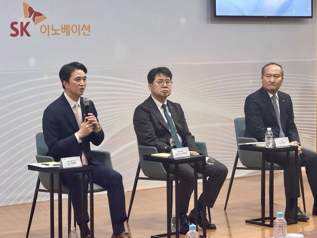 (왼쪽부터) 추형욱 SK이노베이션 E&S 사장, 박상규 SK이노베이션 대표이사 사장, 이석희 SK온 사장이 28일 오전 서울 종로구 SK서린빌딩 수펙스홀에서 열린 '주주와의 대화'에서 주주들과 경영 현안에 대해 소통하고 있다.[촬영 김아람]