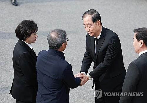한덕수 권한대행, 제2연평해전·연평도 포격전 희생자 유족 위로