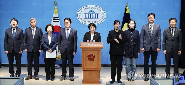 한덕수 국무총리 탄핵소추 기각 관련해 회견하는 조국혁신당