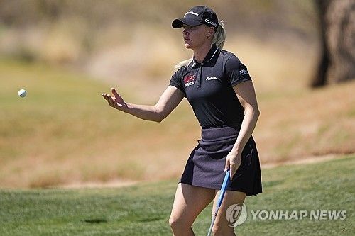 캐디에게 볼을 건네는 헐.