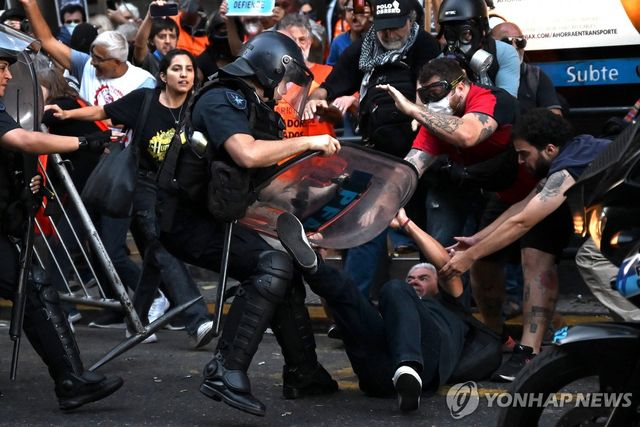 26일(현지시간) 밀레이 정책에 항의하는 아르헨티나 시위대와 충돌하는 경찰